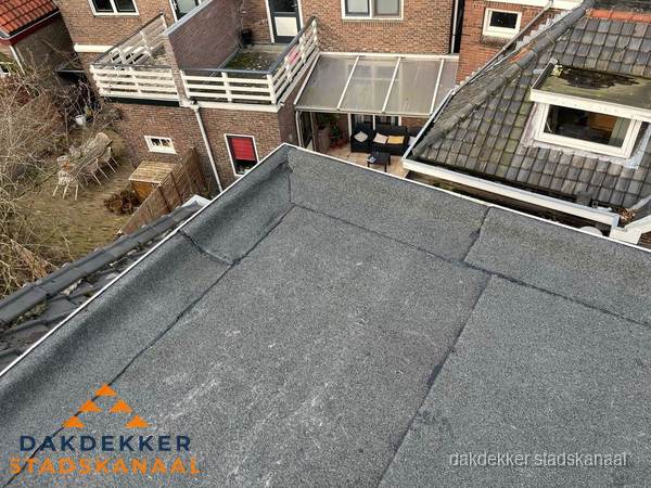 Overzicht plat dak met dakgoot in woonwijk Stadskanaal Overzicht plat dak met dakgoot in woonwijk Stadskanaal