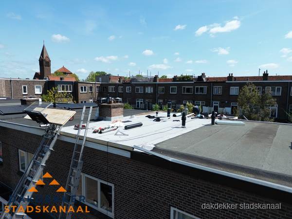 Dakdekkers aan het werk op plat dak in Stadskanaal Dakdekkers aan het werk op plat dak in Stadskanaal