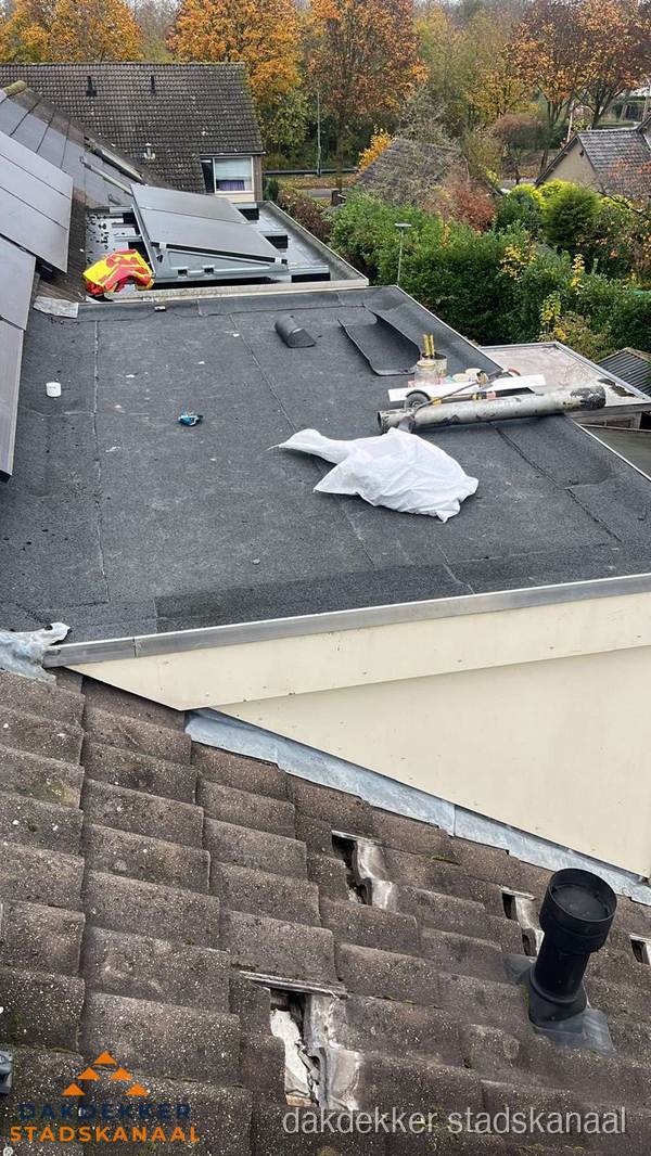 Beschadigde dakbedekking op plat dak voor reparatie in Stadskanaal Beschadigde dakbedekking op plat dak voor reparatie in Stadskanaal